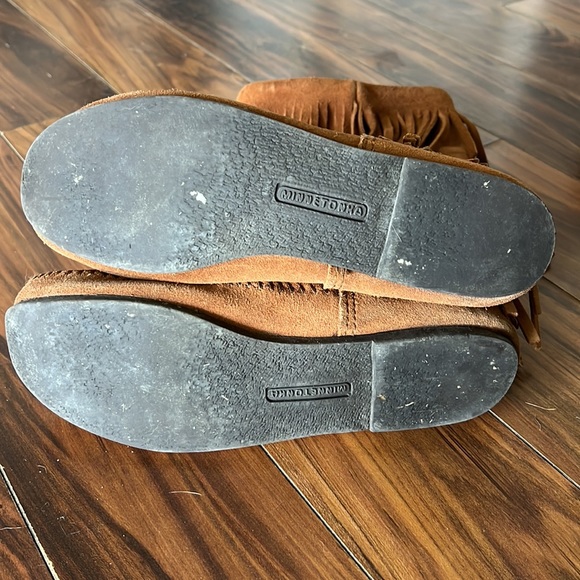 Very slightly Worn Minnetonka Tan Fringe Moccasin Boots - Picture 3 of 4